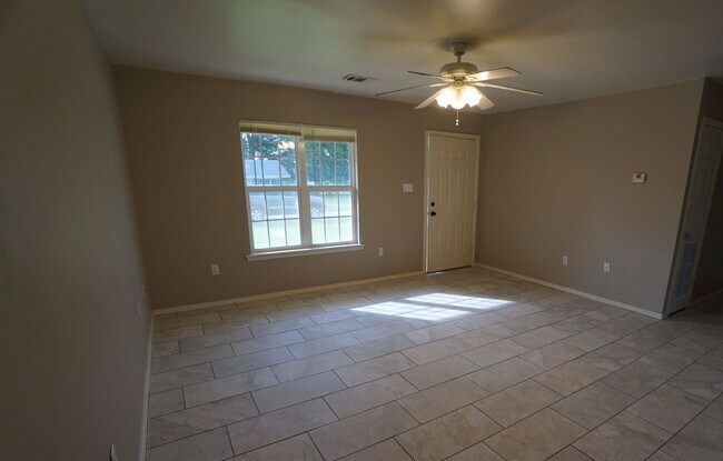 Building Photo - 3 Bed 2 Bath Total Electric House