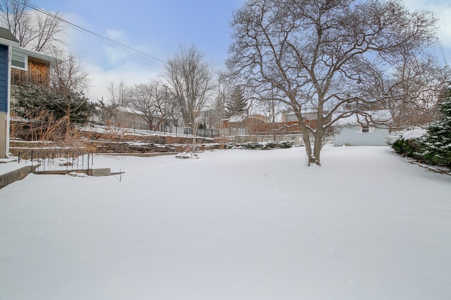 Building Photo - 721 Ledochowski St