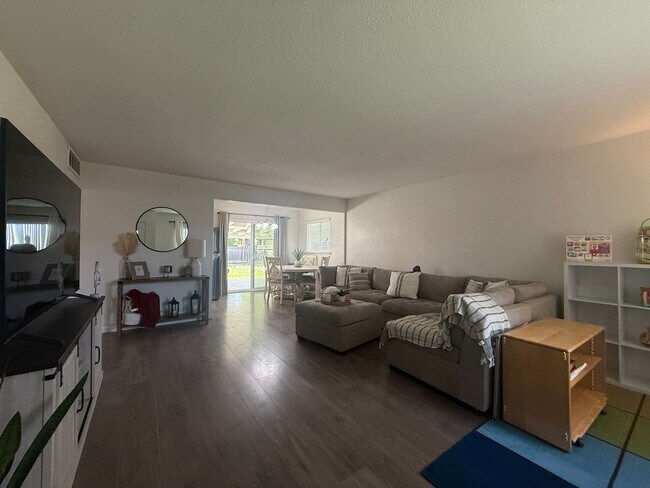 Foto del edificio - 3 bedrooms, 2-bathroom home with pool in Visalia, CA!