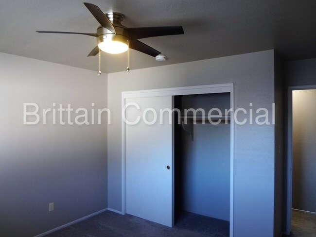 Building Photo - 1422 Sutterville Rd
