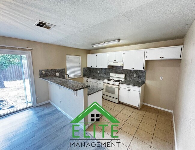 Foto del edificio - **Spacious 3-Bedroom Condo with 2-Car Gara...