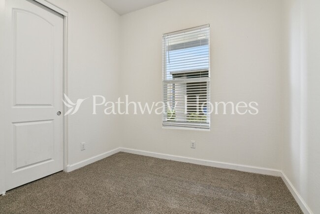 Building Photo - 3036 N 37th Pl