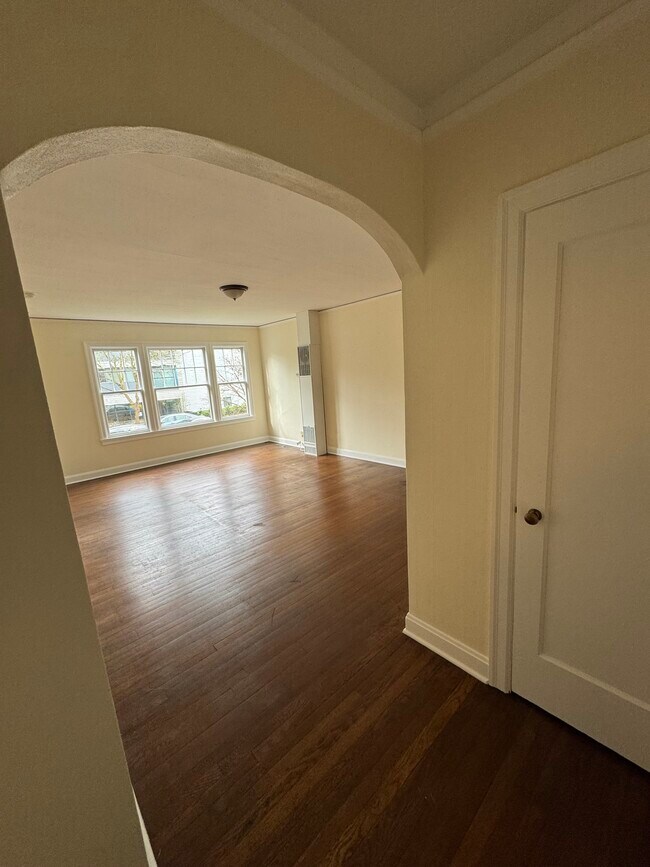 Sala de estar vista desde la puerta principal - 1329 Northeast Hancock Street