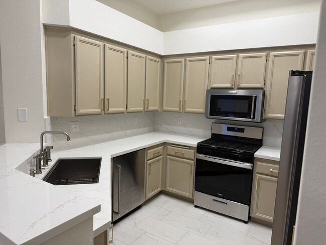 Building Photo - Fully Remodeled 2bed/2bath Townhouse.