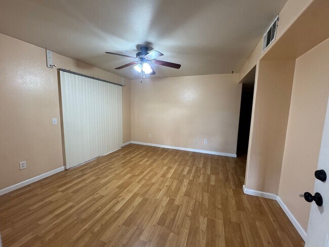 Foto del edificio - Clean & Comfortable 2 Bed / 1 Bath Condo – Central Sparks – $1,550/mo *Lesley Reilly Property*