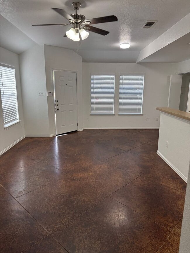 Foto del edificio - 521 Oakwood Ln