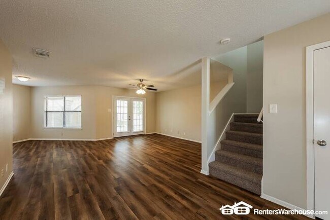 Building Photo - Large Two Storu 3 bedroom / 2.5 bathroom i...