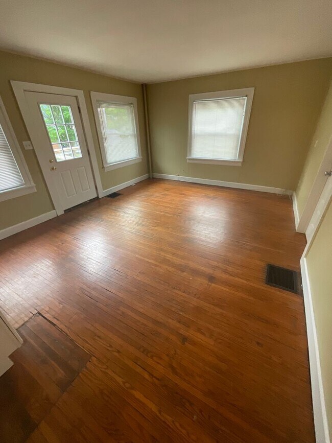 Building Photo - ***AVAILABLE AUGUST 2027*** 5 Bed 2 Bath h...