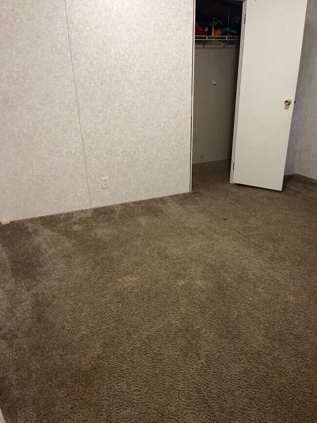 Building Photo - 3 bedroom 2 bath