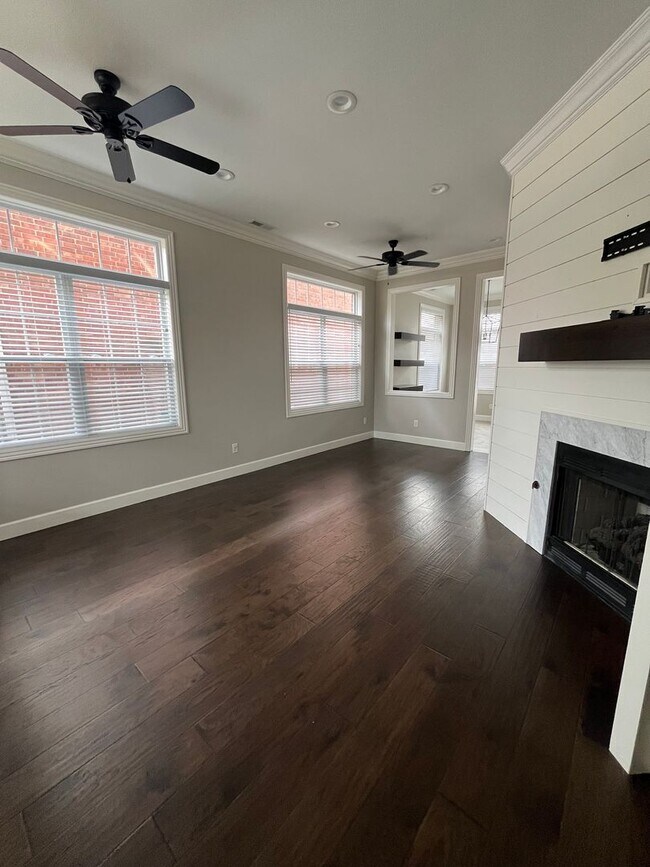 Building Photo - Great Location! 3 bedroom, 2.5 bath house in Har-Ber Meadows.