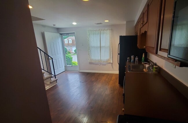 Kitchen/dining - 58 Carroll View Ave