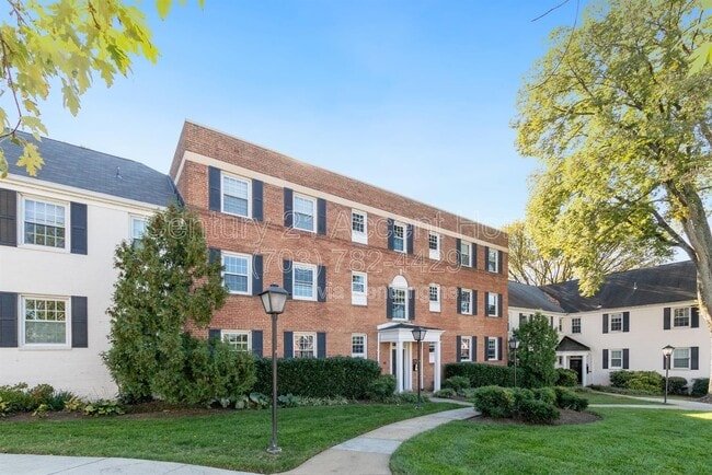 Foto del edificio - 1303 S Walter Reed Dr