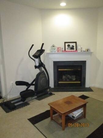 Sala de recreación en el sótano - 512 Twintree Ter NE