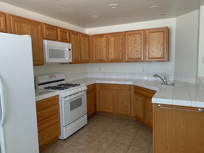 Building Photo - Spacious 1st Floor Beauty!