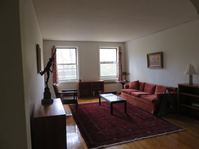 Building Photo - 5 Larchmont Acres