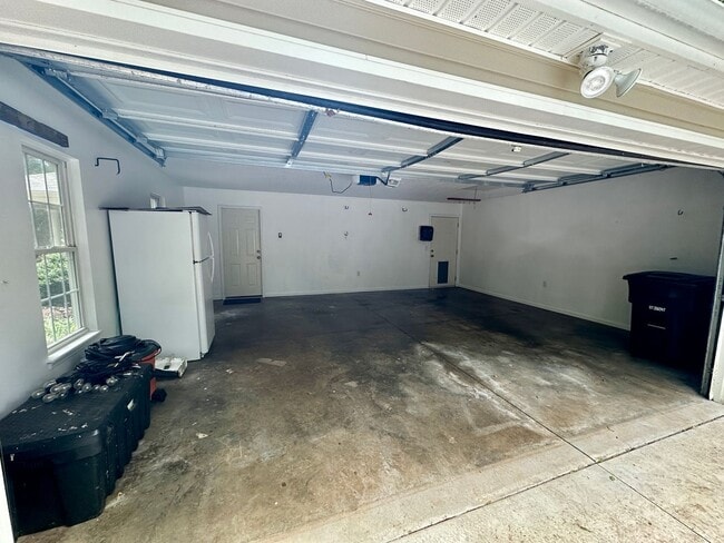 Photo - Charming 3 Bedroom Home - Fenced In Back Yard