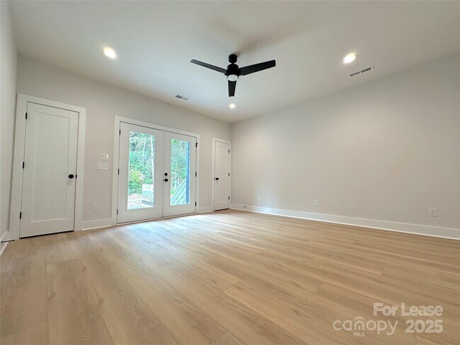 Foto del edificio - 1358 Briar Creek Rd