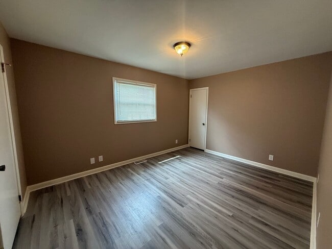Building Photo - 133 E Ravine Rd
