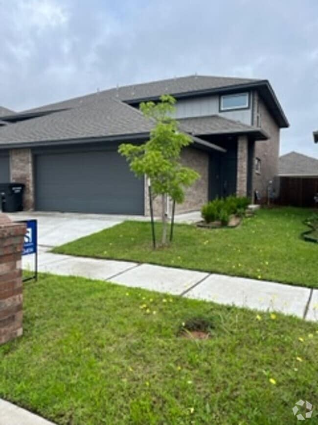 Building Photo - 3900 Central Park Dr