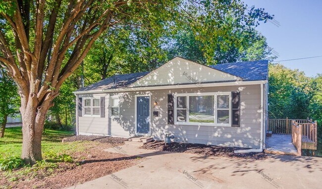 Building Photo - Gorgeous 3 Bedroom/1 Bath Independence Hom...