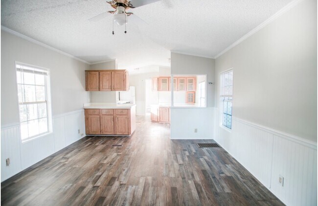 Foto del edificio - ONLY 3 Miles from BEACH!!!! Close to Navy Base, fenced yard, very large covered front porch
