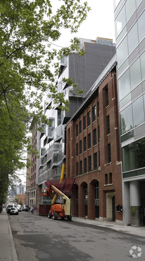Building Photo - U Building