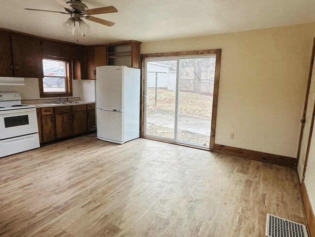 Building Photo - 340 N Mill St