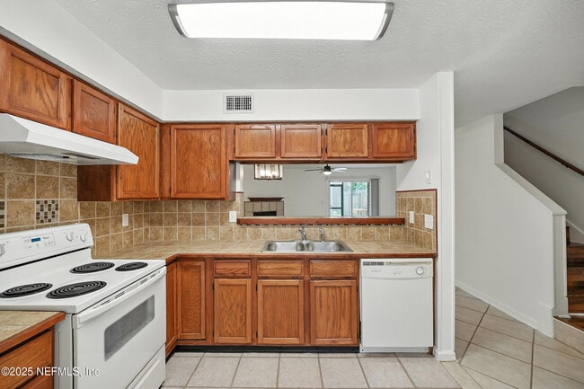 Building Photo - 1915 Main St