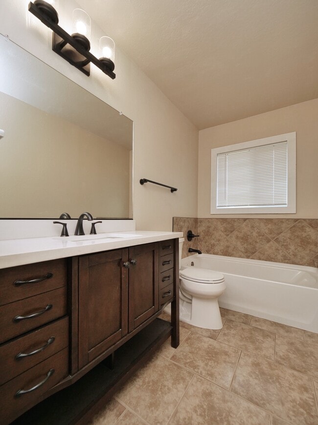 Building Photo - 308 6th St