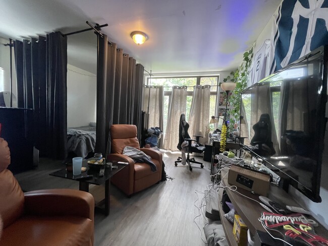 Building Photo - 434 W 238th St