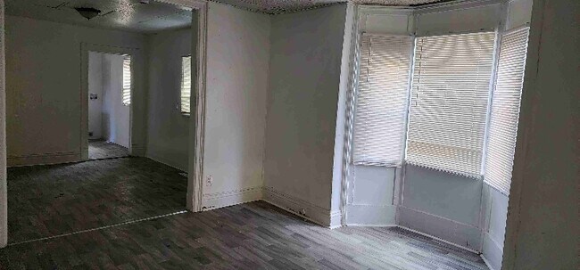 Building Photo - 603 Fargo Ave