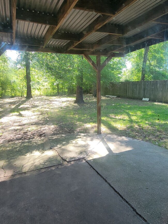 Building Photo - 3 bedroom 1.5 bathroom *1/2 Off 1st Month*