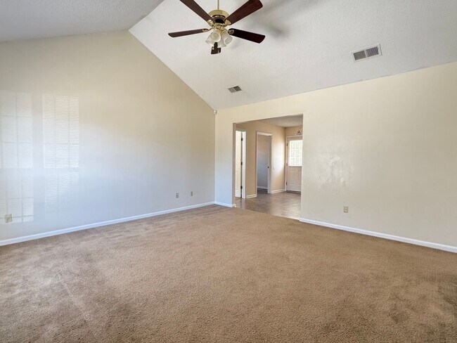 Foto del edificio - MOVE-IN READY! (Pet Friendly)