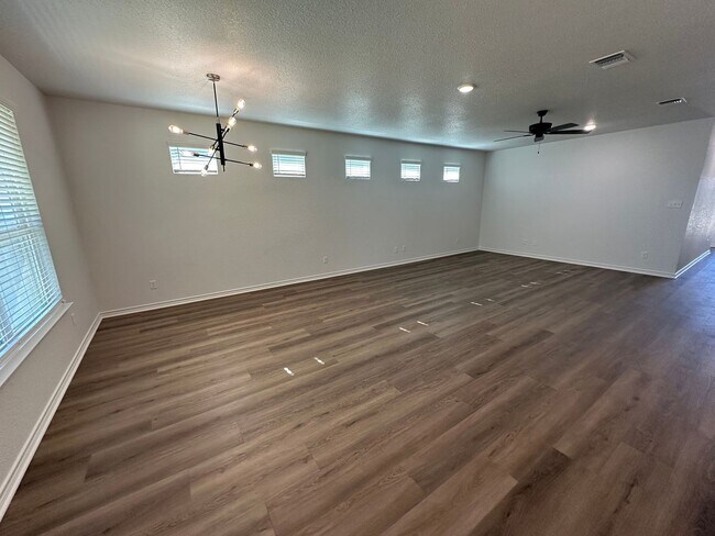 Building Photo - AVAILABLE NOW!