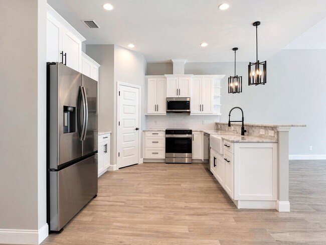 Foto del edificio - Stunning New Construction Villa for Rent Near Lake John