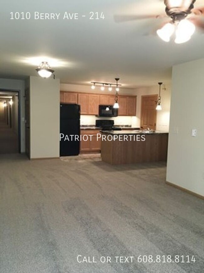 Building Photo - LUXURY APARTMENT W/ FITNESS CENTER INCLUDED!