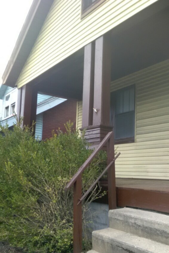 Front - 604 Highland Pike