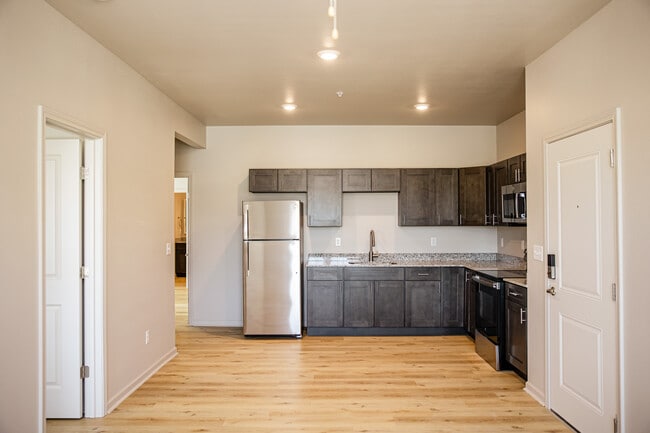 1500s & 1600s, 2 BR, 2 BA 860SF - Platform Flint River