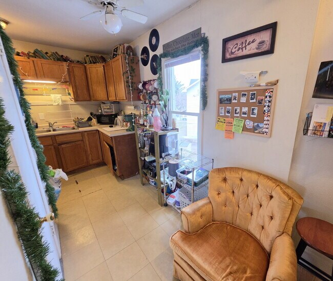 Foto del edificio - 3 Bedroom, 1 Bathroom with Covered Large Balcony and Off-Street Parking