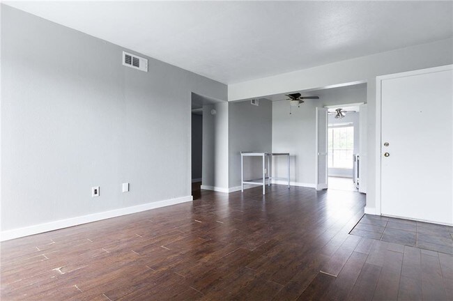 Building Photo - 505 W Lookout Dr