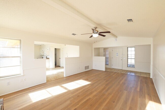 Foto del edificio - 3 bedroom rental in Ridgecrest!