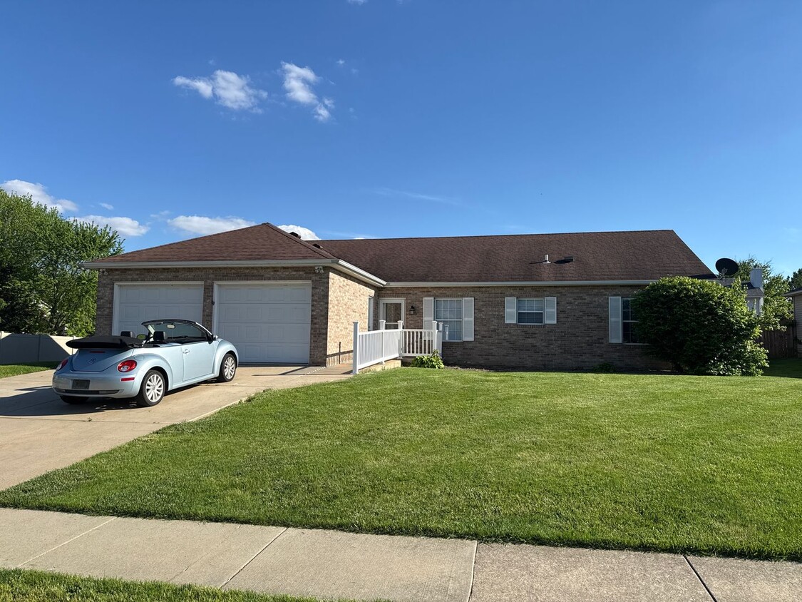 Foto principal - Beautiful 6 BR/4BA home with fenced in yar...