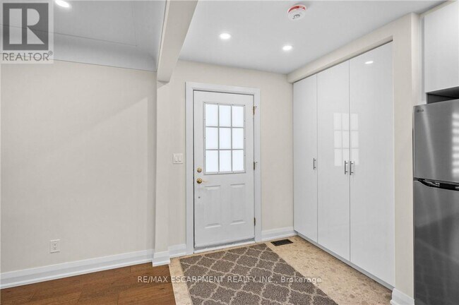 Building Photo - 723 Hager Ave