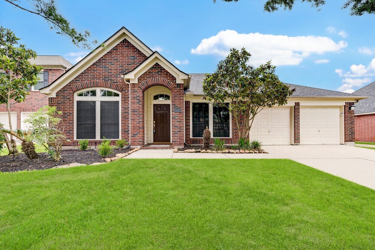 Foto principal - Exquisite 4-Bedroom Home in Copperfield: A...
