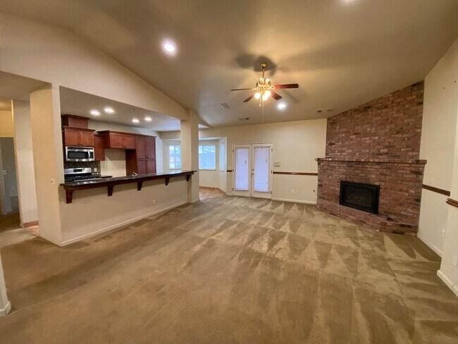Building Photo - Tulare home Available Now!