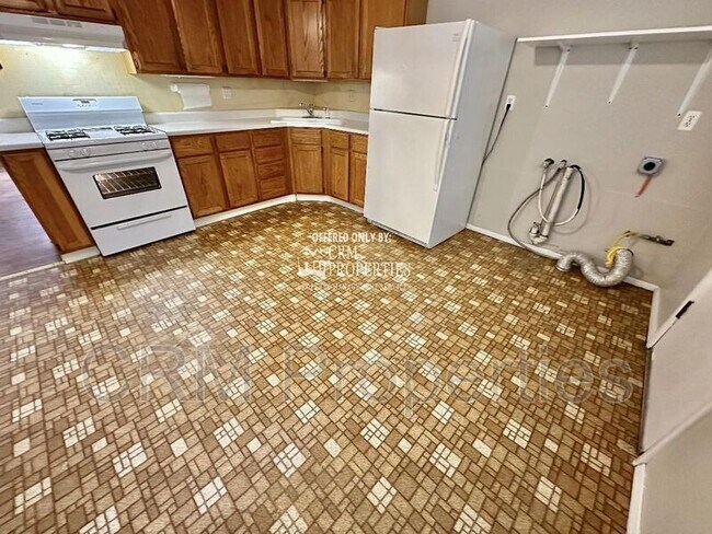 Building Photo - 806 Maumee Dr