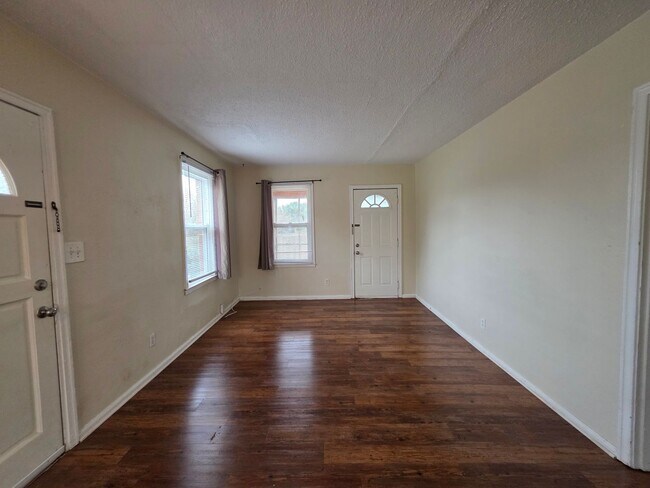 Foto del edificio - 3BR/1BA home with screened patio