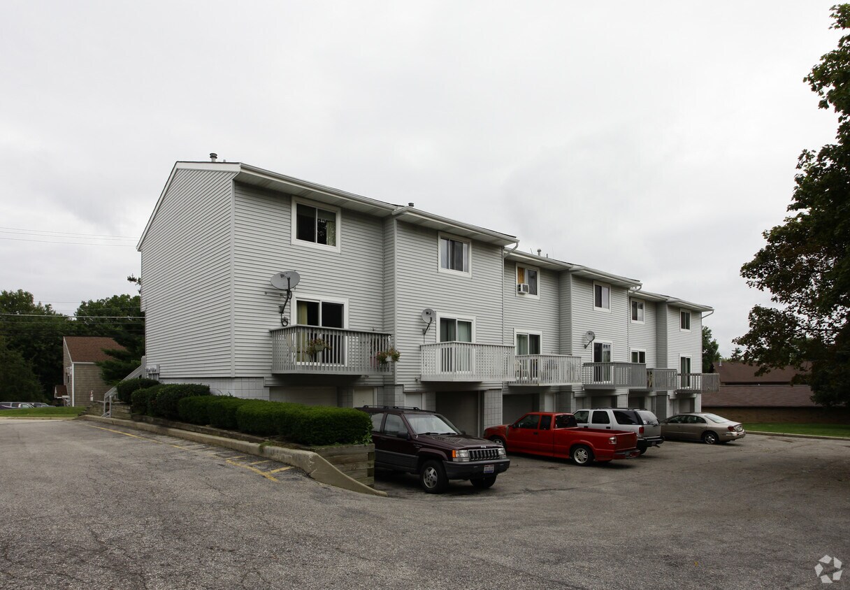 10401060 Clyde Ave, Cuyahoga Falls, OH 44221 Apartments in Cuyahoga