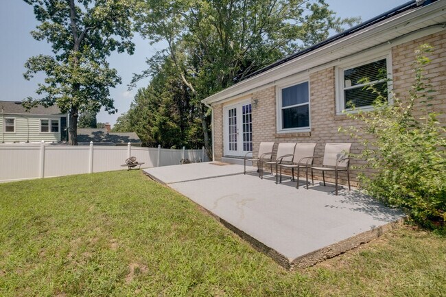 Foto del edificio - 9305 Pine View Ln