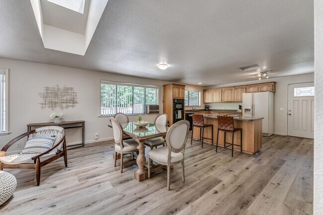 Building Photo - Three Bedroom Home in Midtown District
